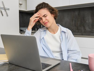  10 תסמינים שכולנו מתעלמים מהם – ומתברר שזה לא נורמלי בכלל